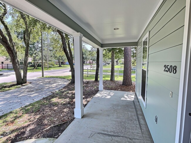 Building Photo - 3/2 Coastal Cottage in Golf Cart District | Ocean Springs School District