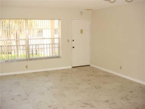 Foto del edificio - 3784 N University Dr