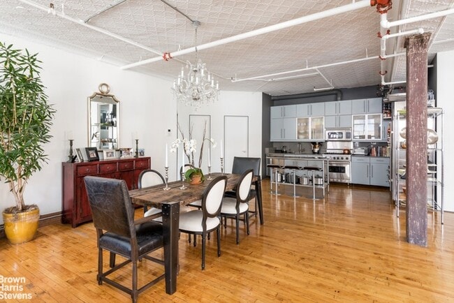 Building Photo - LIVE LARGE IN PRIME TRIBECA