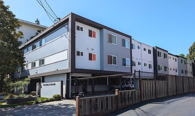 Ángulo lateral del parque Laurel - Park Laurel Apartments