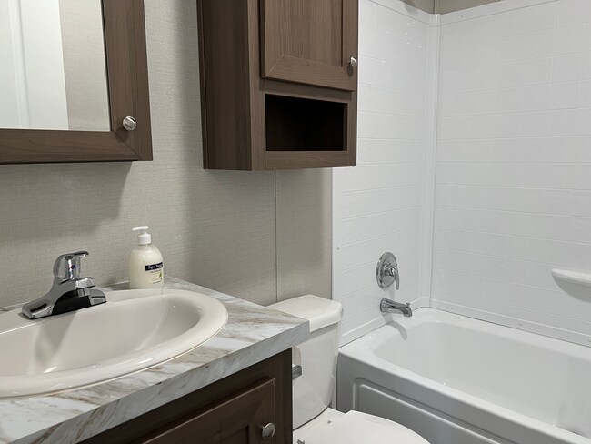 Foto del edificio - 2490 E Birch Dr