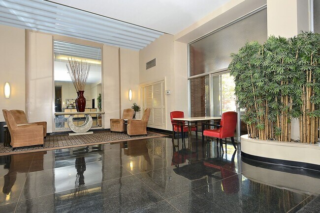 Foto del edificio - Spacious efficiency right in between Dupon...