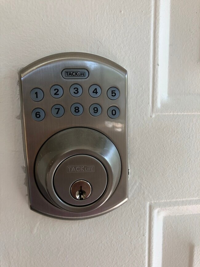 El teclado seguro es ideal para correr y caminar sin tener que recordar una llave. Las llaves también funcionan. - 219 E 36th St