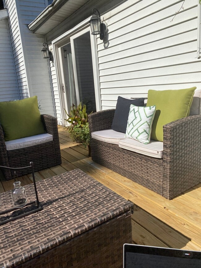 backyard deck - 104 Aspen Cir