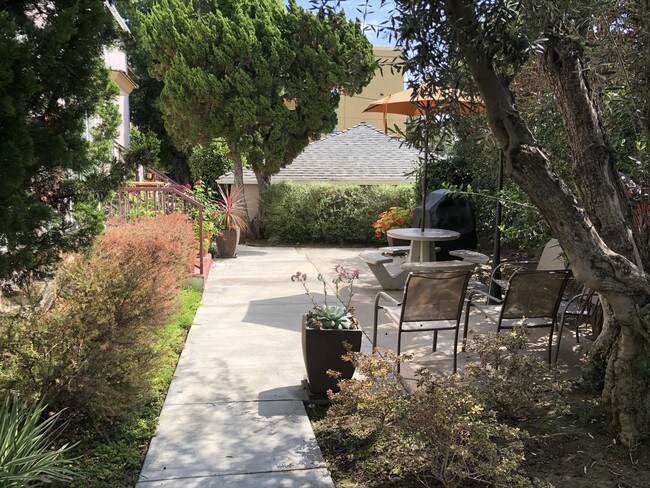 patio with BBQ - 312 N Kenwood St