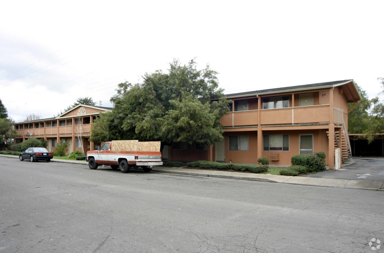 Building Photo - 555 Dexter St