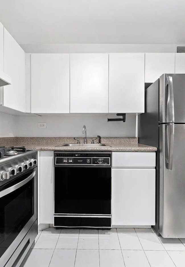 Building Photo - 2 bedroom in NEW YORK NY 10011