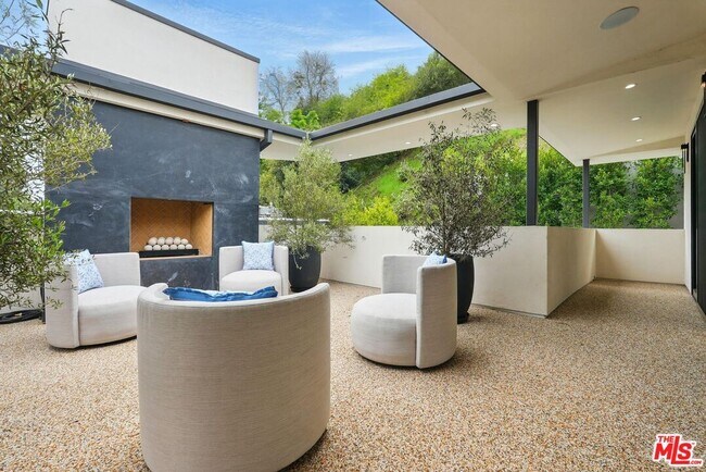 Foto del edificio - 913 N Beverly Glen Blvd
