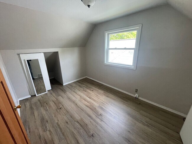 Building Photo - 2 Bed 1 Bath Single Family Home