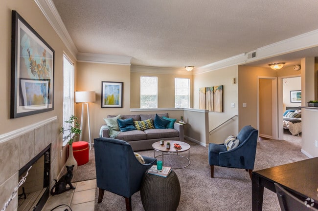 Sala de estar con chimenea | Apartamentos en Memphis TN | Apartamentos Waterford Place - Waterford Place Apartment Homes