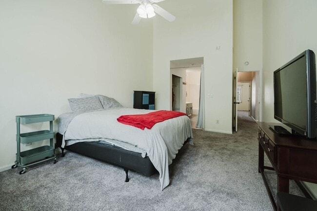 Building Photo - Gorgeous 3 Bed / 4 Bath Townhome in Centen...