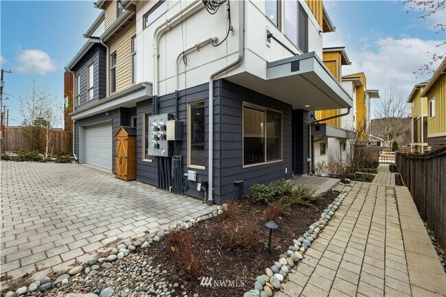 Foto del edificio - Spacious New Townhouse with 2 Car Garage a...