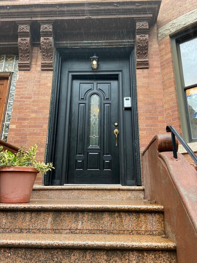 Beautiful renovated brick townhouse - 1251 Herkimer St