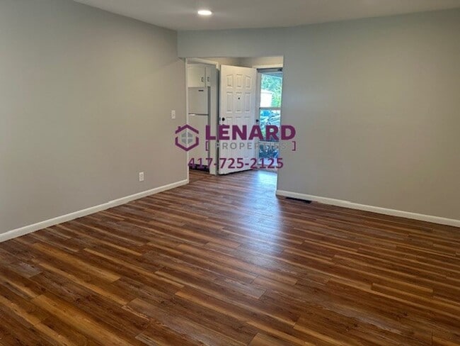 Building Photo - Beautiful 3 Bedroom House with Fenced in Yard