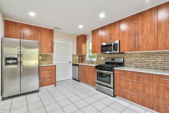 Building Photo - 201 Pear Dr