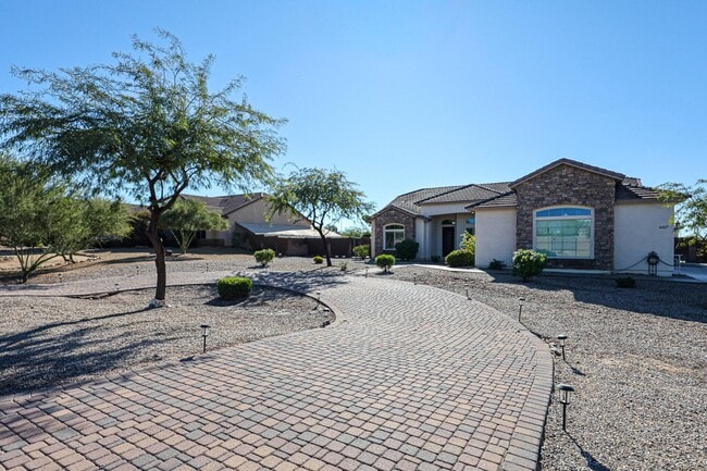 Building Photo - 6327 E Dixileta Dr