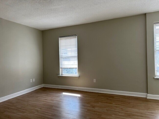 Foto del edificio - 2nd Floor 2 Bed 1 Bath Apartment For Rent ...