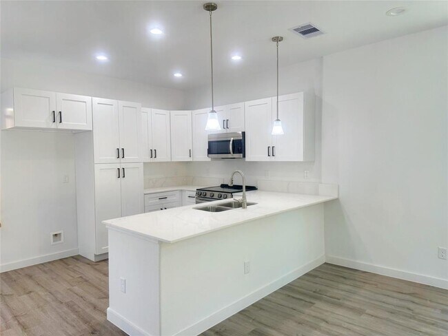 Foto del edificio - 7813 Hirsch Rd