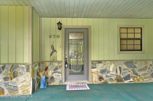 Building Photo - 670 Kings Way