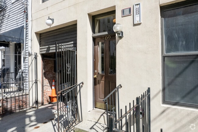 Entrance - 509 Monroe St