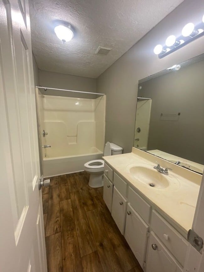 Building Photo - Renovated 3 Bedroom 2 Bath Home for Rent!