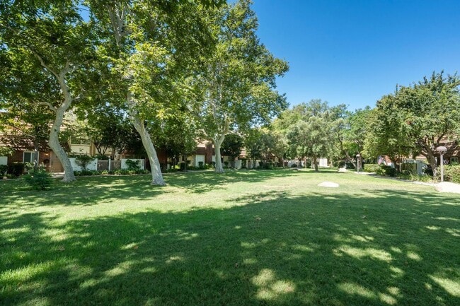Building Photo - Updated 2&2 RockPointe next to the Green Belt