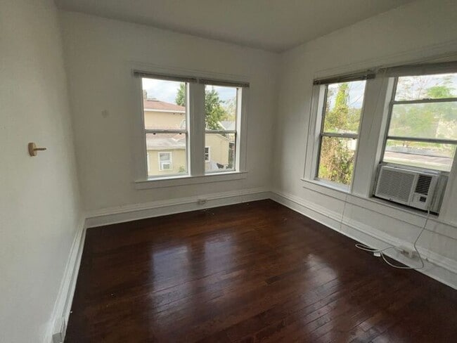 Building Photo - Two bedroom one bath second-floor apartment featuring a huge balcony!