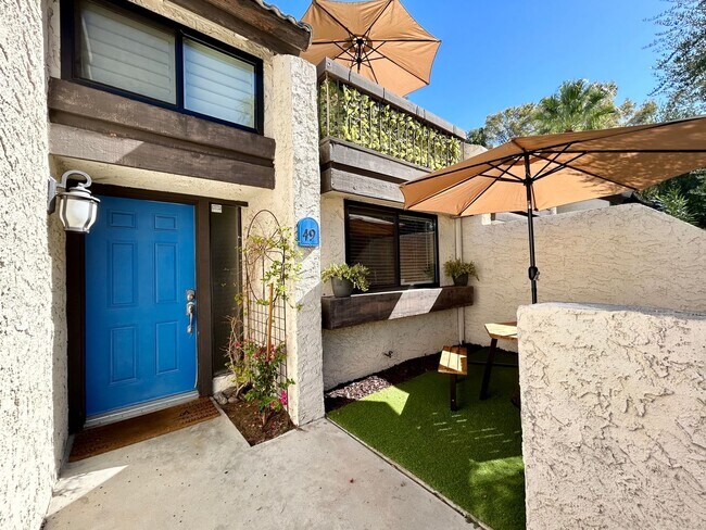 Building Photo - AVAILABLE NOW!! Stunning 3 Bedroom 2 Bathr...