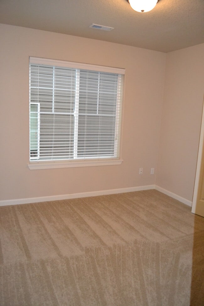 Building Photo - Beautiful Home In GREAT Location, Fireplace, Loft, Garage, W/D, Large Master and MORE!