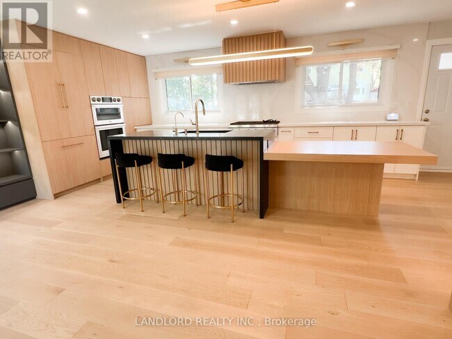 Building Photo - 34 Sir Brandiles Pl