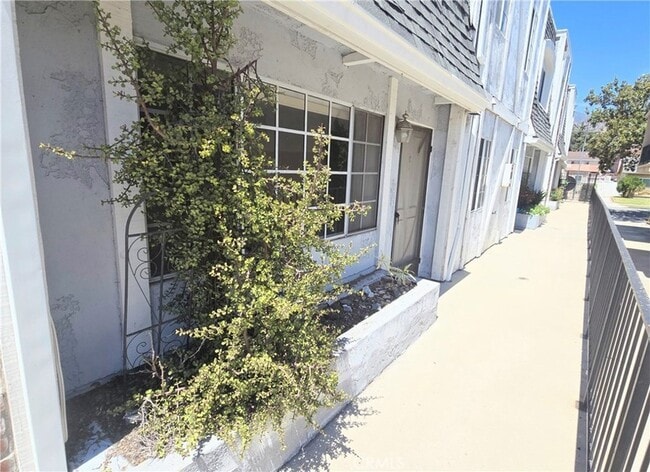 Building Photo - 630 W Dryden St