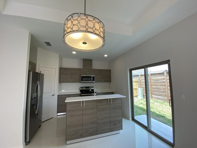 Building Photo - 5708 Nightingale Avenue - Unit 3