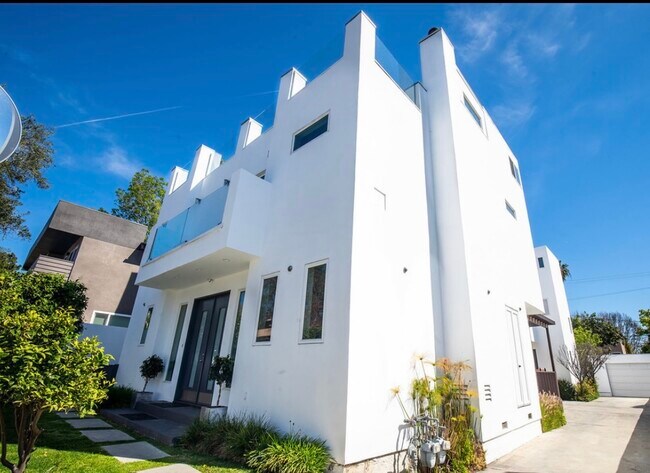 Foto del edificio - 1336 N Fairfax Ave