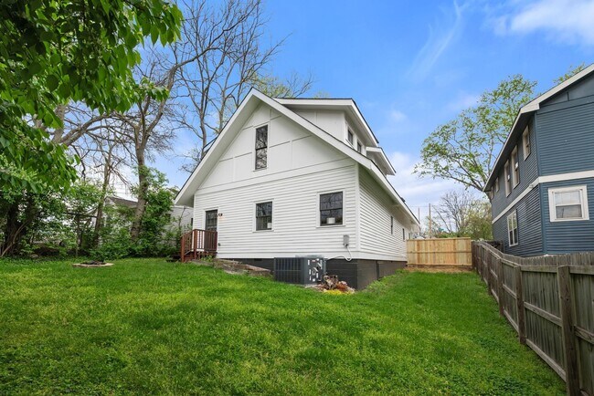 Foto del edificio - 3706 Hilltop Ln