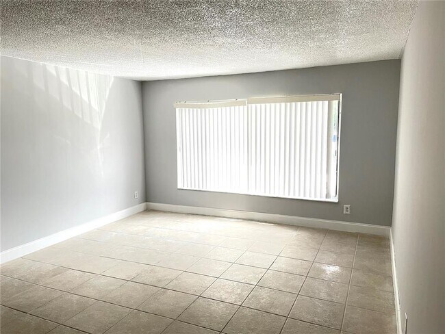 Foto del edificio - 7910 Taft St
