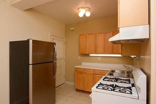 Building Photo - 4500 N Hermitage Ave
