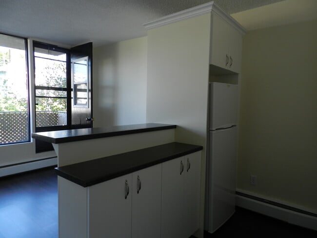 Building Photo - ONE BEDROOM APARTMENT AVAILABLE- LOCATED N...