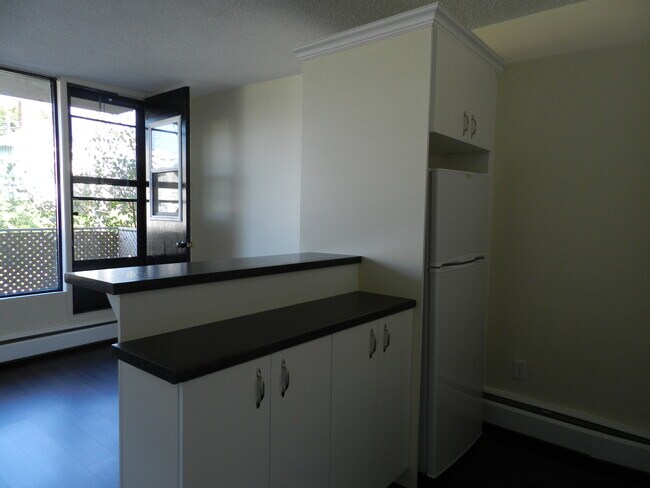 Photo du bâtiment - ONE BEDROOM APARTMENT AVAILABLE- LOCATED N...