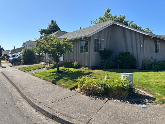 Building Photo - Large 2 bedroom 2 bathroom duplex with gar...