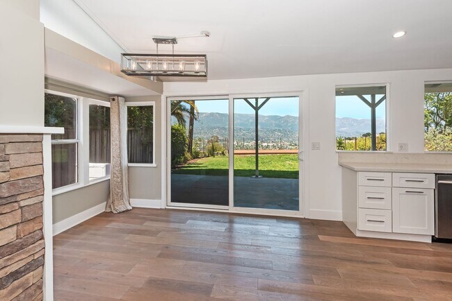 Building Photo - Remodeled Alta Mesa home with Mountain and City Views!