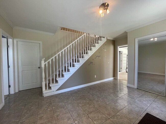 Building Photo - Upper House for Rent in Surrey – Panorama Ridge