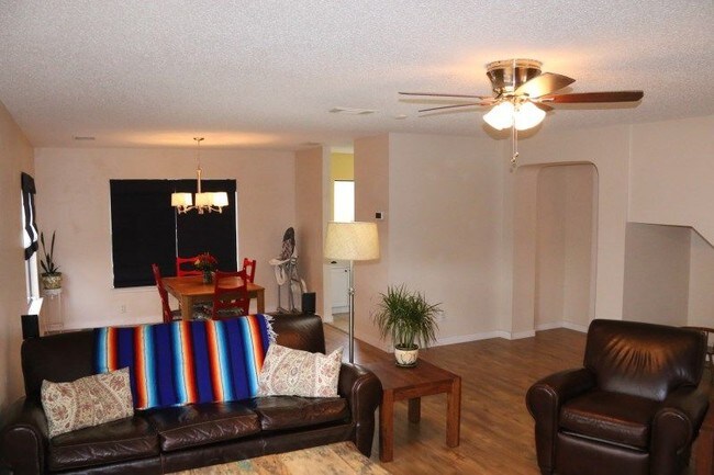 Building Photo - 8118 Chestnut Manor Dr