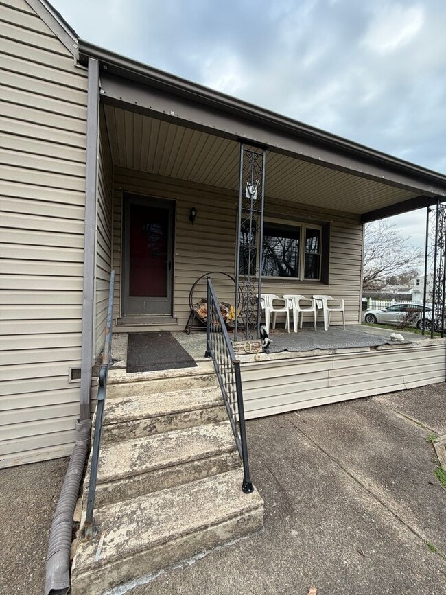 Building Photo - Spacious 4BR in a Quiet, Private Pocket