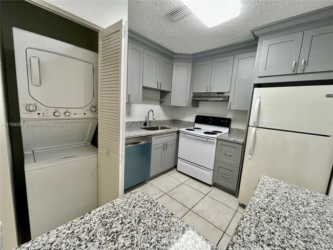 Foto del edificio - 10992 Royal Palm Blvd