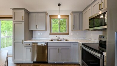 Building Photo - 2201 Hadley Hills Dr NE