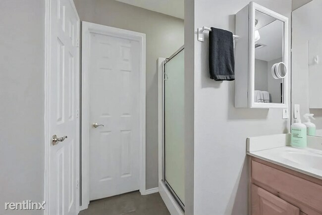 Foto del edificio - 1303 Hidden Oaks Dr
