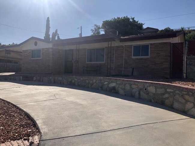 Building Photo - 10013 Acer Ave