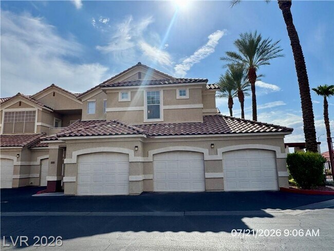Foto del edificio - Stylish Condo with Fireplace, Walk-In Closet, & Community Pool