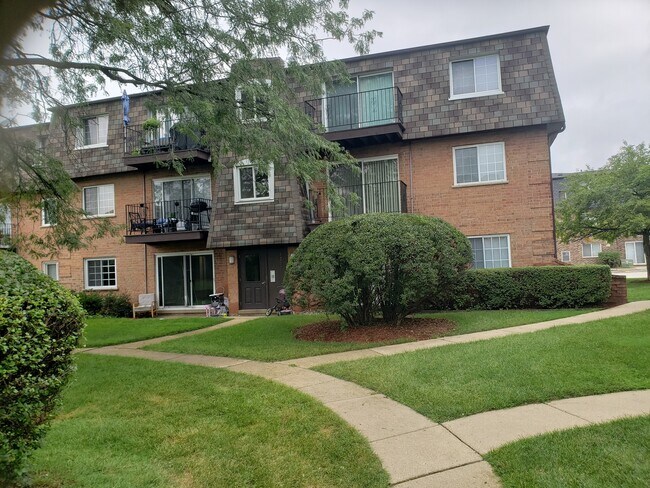 Building Photo - 9397 Bay Colony Dr