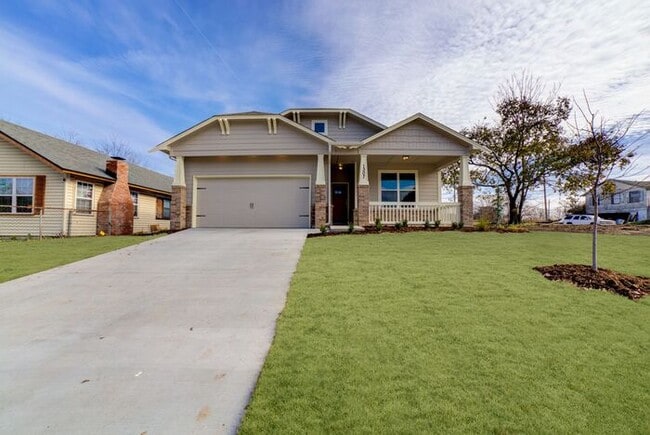 Building Photo - 4/2.5/2 Near Downtown!